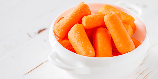 baby carrots in white bowl 600x300 - 10 DIEET GEWICHTSVERLIES TRUCS DIE ECHT WERKEN